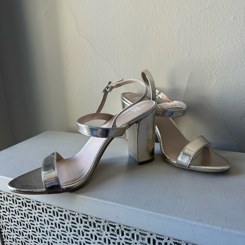 NWOT Nordstrom BP gold metallic 3 inch heels
